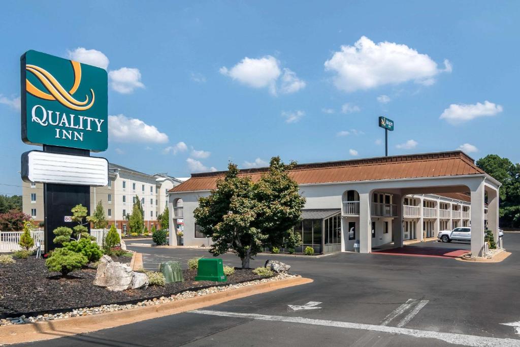 麦克多诺Quality Inn McDonough Atlanta South的享有带停车场的优质旅馆的景致