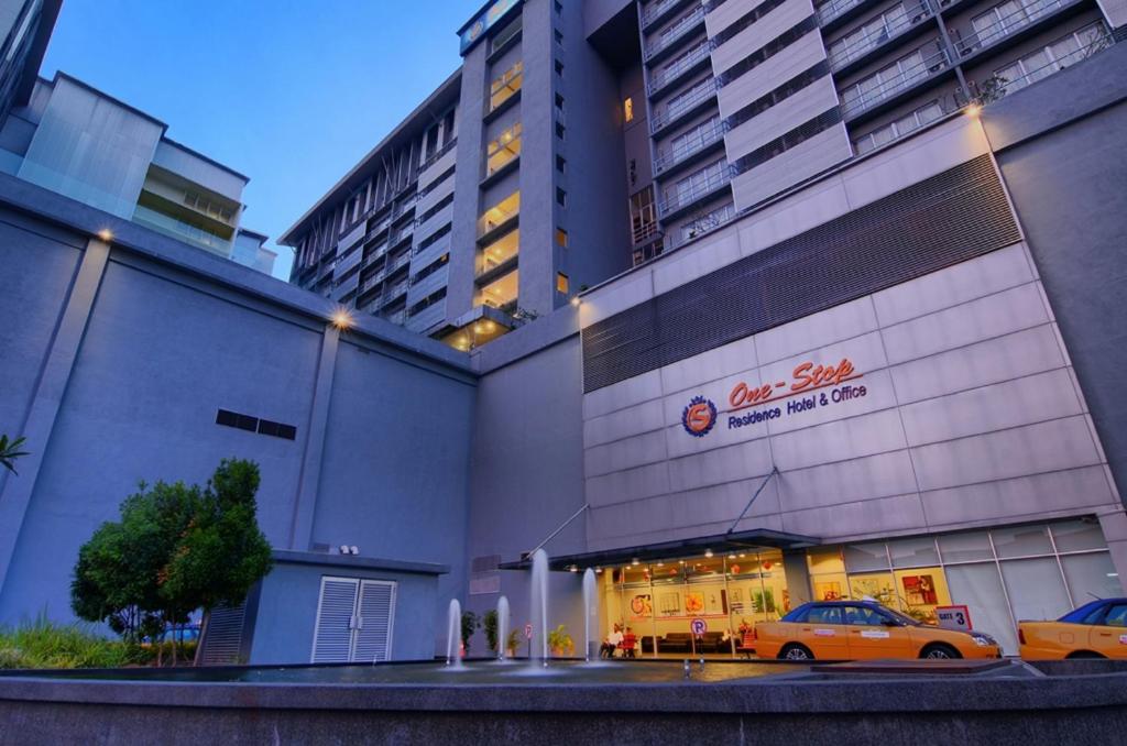 吉隆坡一站式服务公寓及办公室的前面有停车位的建筑