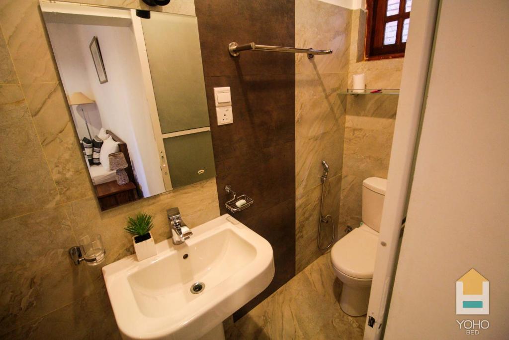 卡图纳耶克机场青橄榄别墅的一间带水槽、卫生间和淋浴的浴室