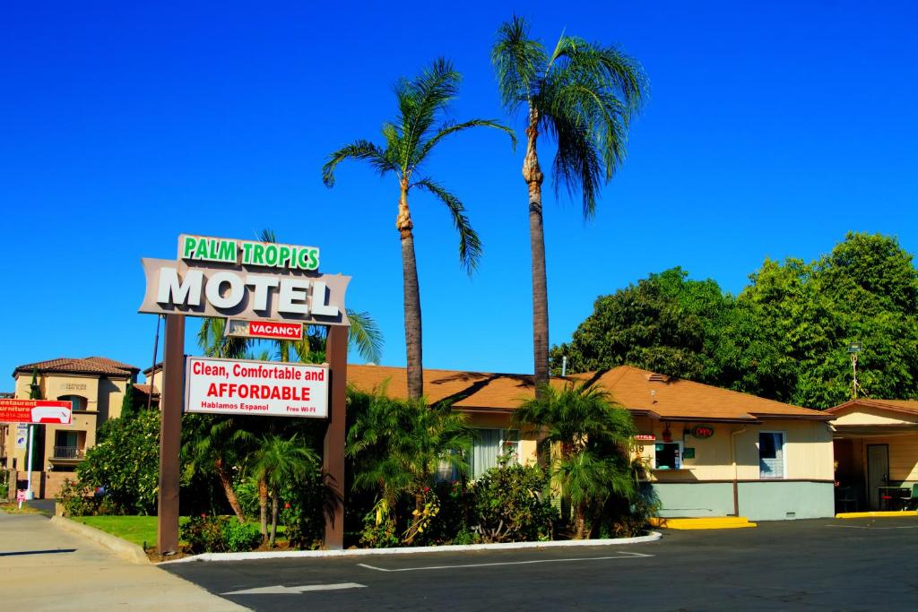 格伦多拉热带棕榈汽车旅馆的棕榈树汽车旅馆前的汽车旅馆标志