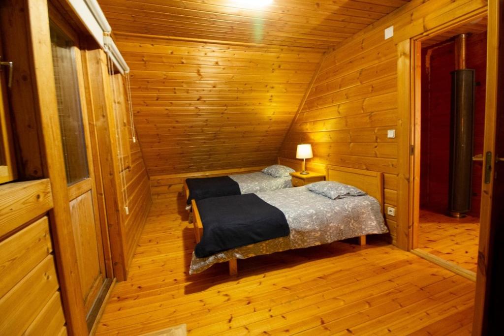 佩尼亚什达绍迪Chalé 6的小木屋内一间卧室,配有一张床