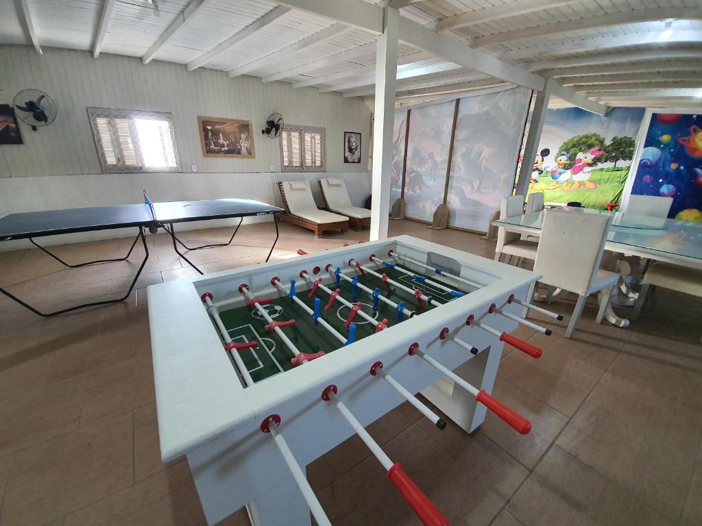 卡庞达卡诺阿Residencial Rei Thomas的一间设有大型桌上足球的房间