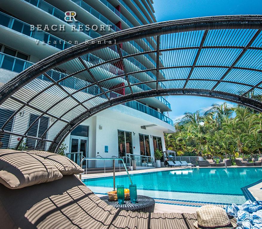 好莱坞Bwalk Resort Rentals的酒店游泳池旁设有一张床