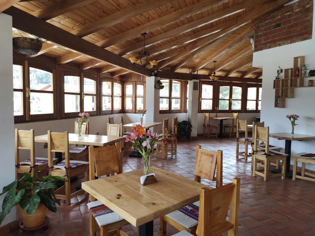瓦拉斯Lunandina Huaraz的用餐室设有桌椅和窗户。