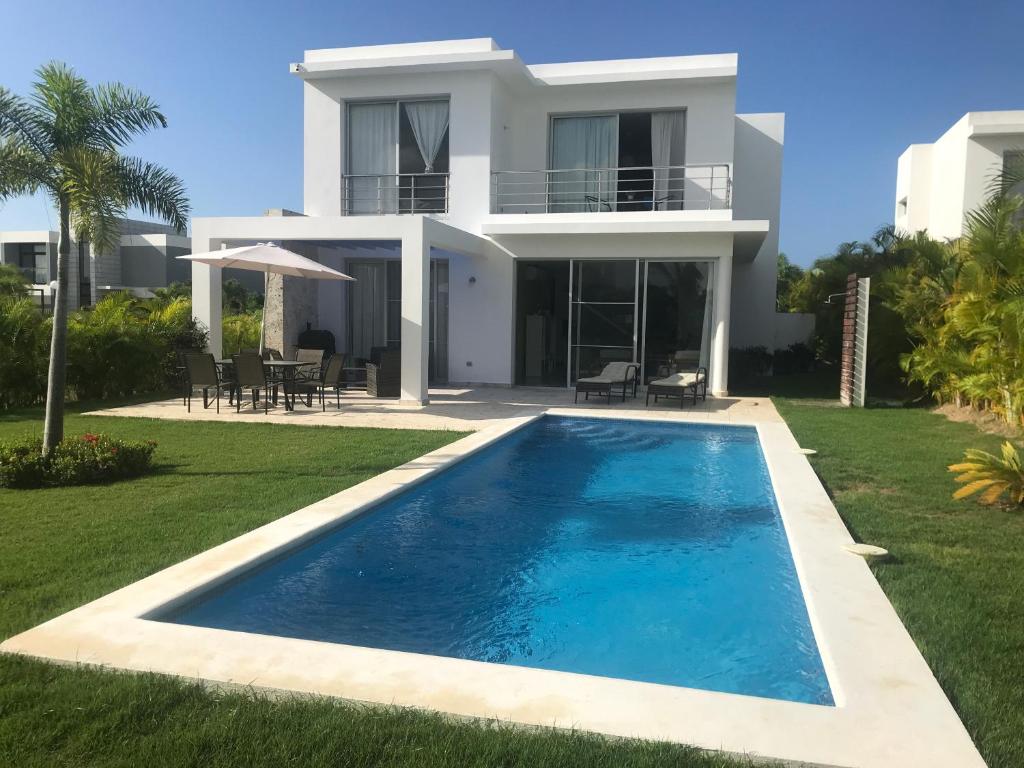 拉罗马纳Villa Real Playa Nueva Romana的别墅前设有游泳池