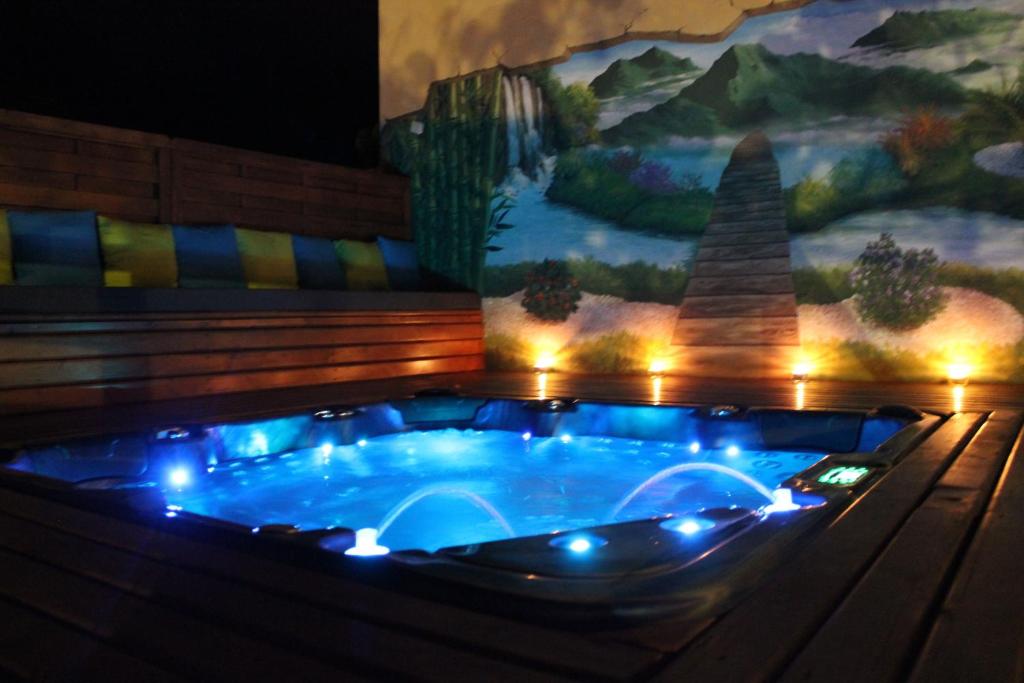 圣若瑟Les 3 Soleils的画前带灯的热水浴池