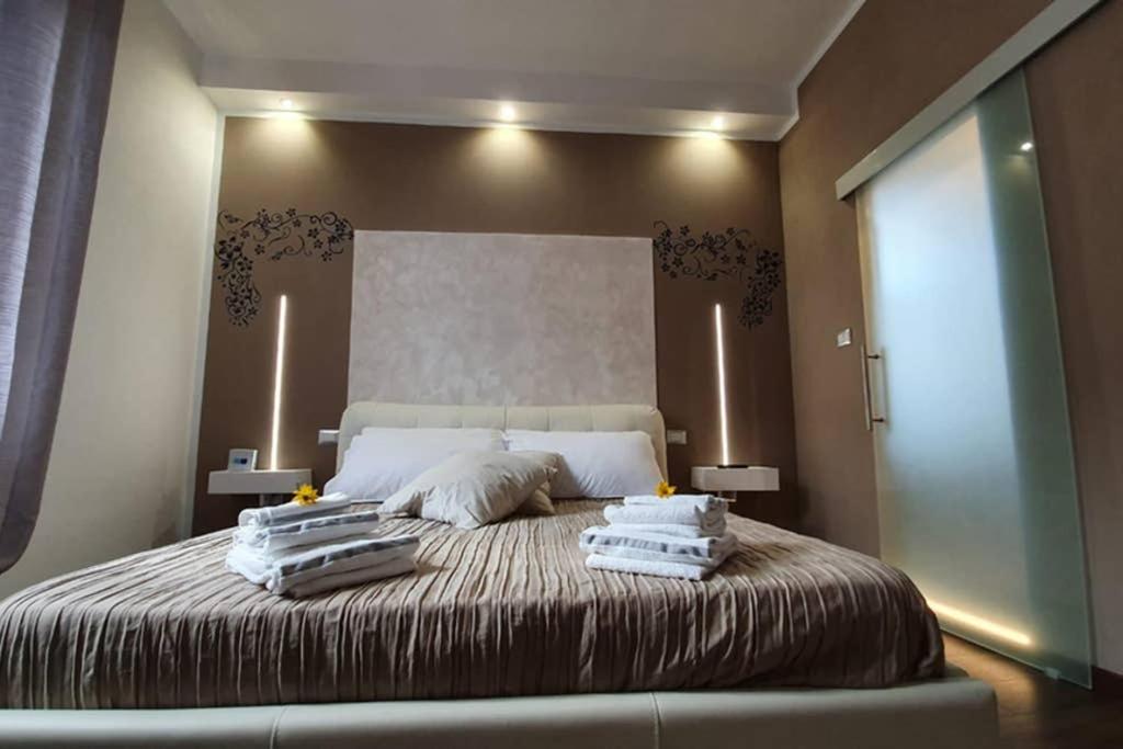 博洛尼亚casa ottaviano的一间卧室配有一张大床和毛巾
