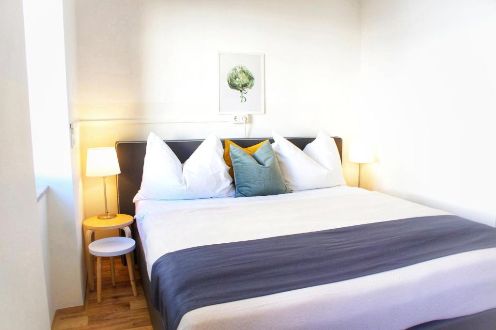 蓬高地区施瓦察赫Schwarzacherhof Pension & Apartments的一间卧室配有一张带蓝白色枕头的大床