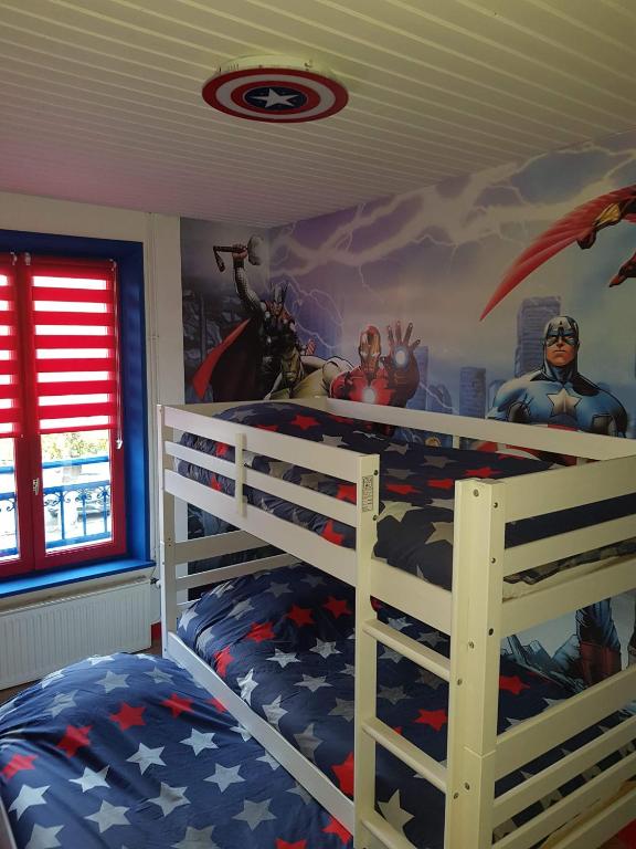 吕村Iliade的卧室的墙上挂有美国船长壁画