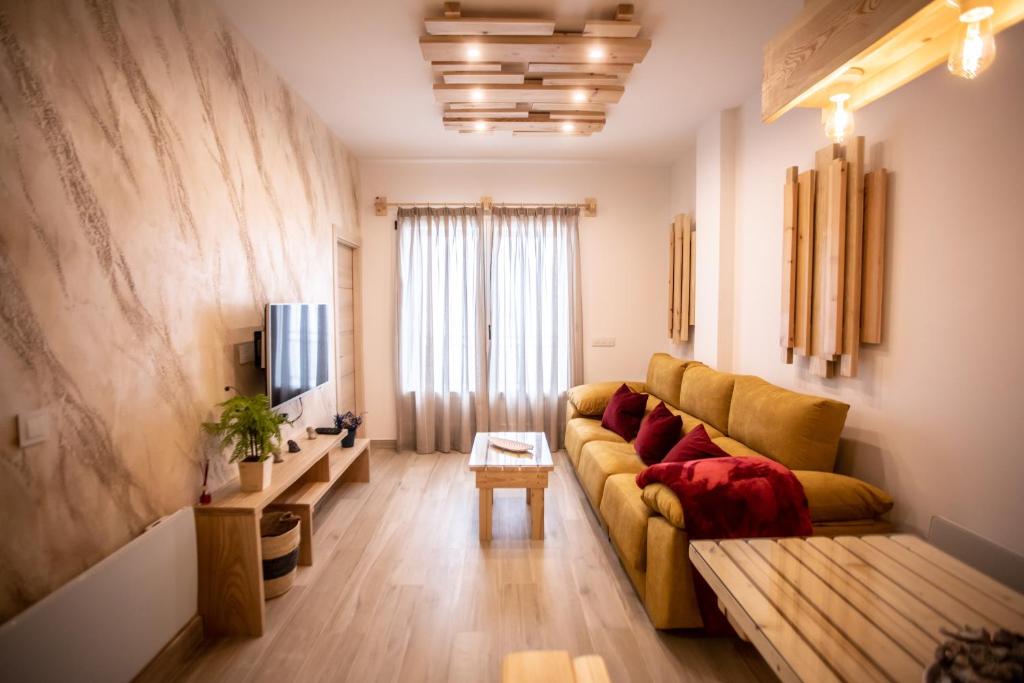 塞拉内华达Nirvana的客厅配有沙发和桌子