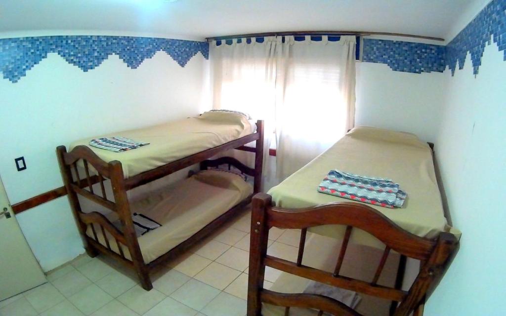 圣胡安圣胡安旅馆 的一间小房间,内设两张双层床