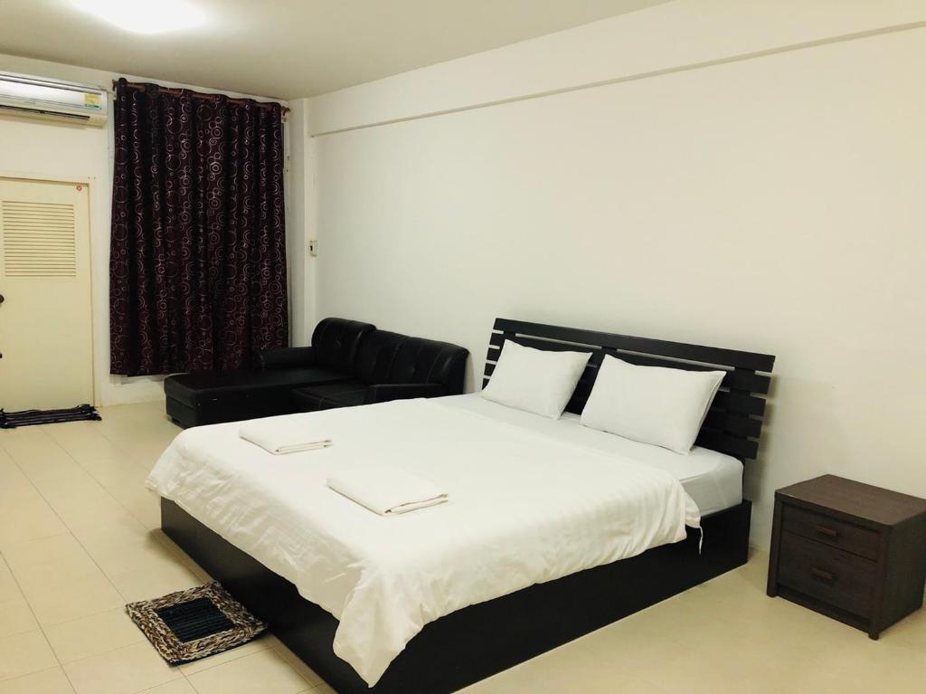 北碧VK &Residence的一间卧室配有一张大床和一张沙发