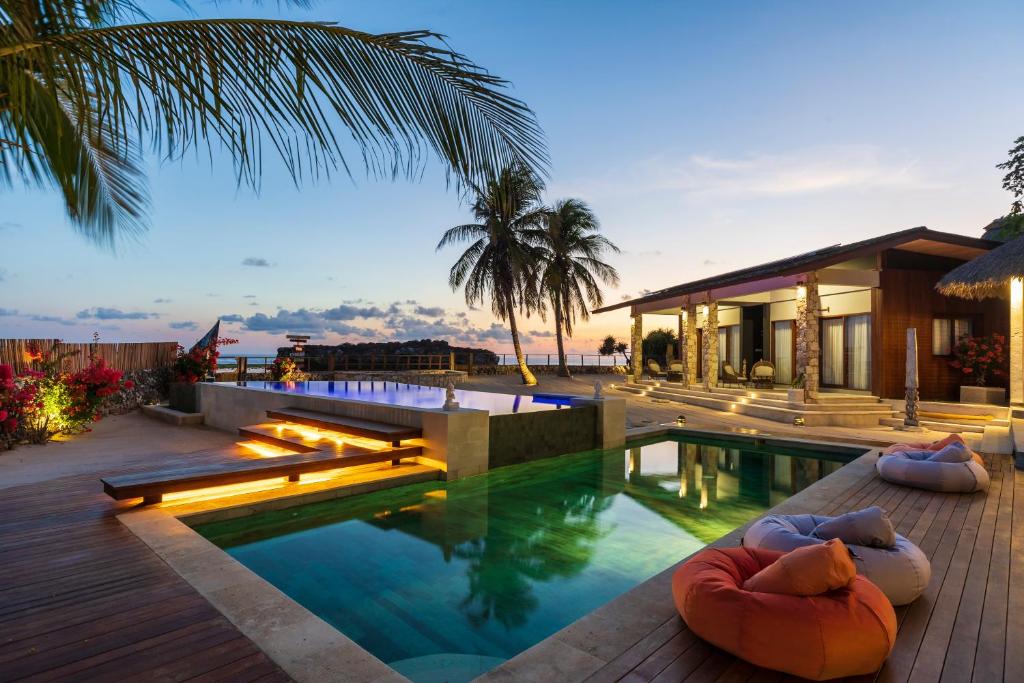 内布拉拉Manduna Resort的一座带游泳池和度假村的别墅