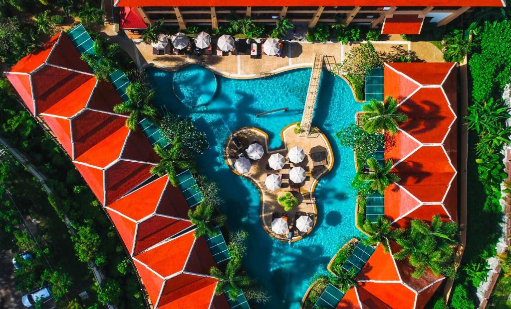 奥南海滩Aonang Orchid Resort - SHA Extra Plus的享有带游泳池的度假村的空中景致