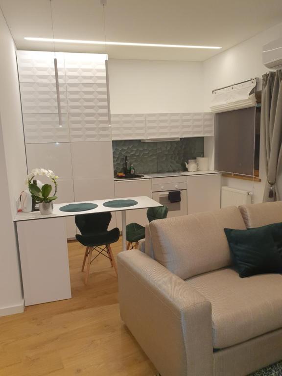 考纳斯Smaragdo apartamentai的客厅配有沙发和桌子