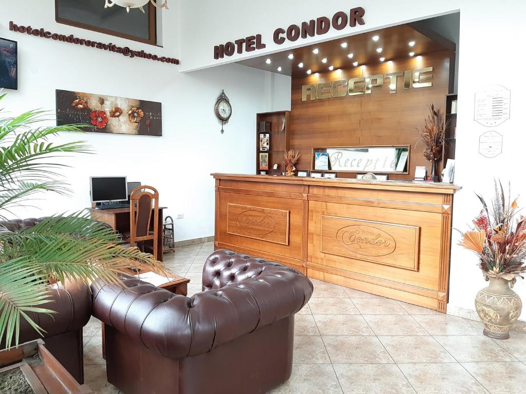 奥拉维察康多尔酒店的一个带真皮沙发和柜台的沙龙