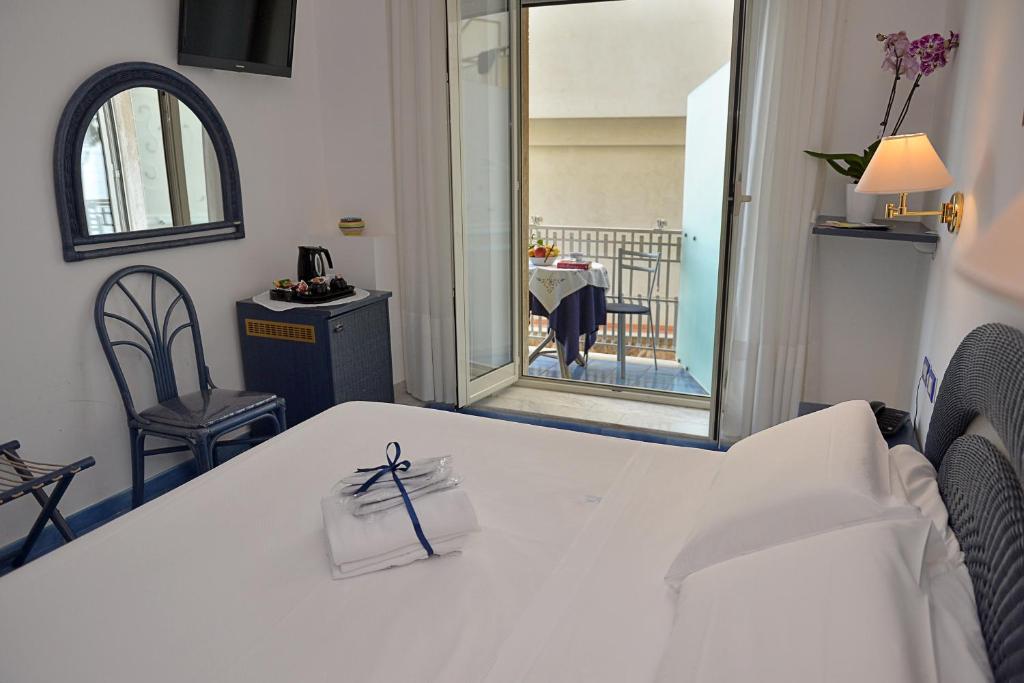 马奥莱里尔膳食公寓酒店的一间设有白色桌子和镜子的客房