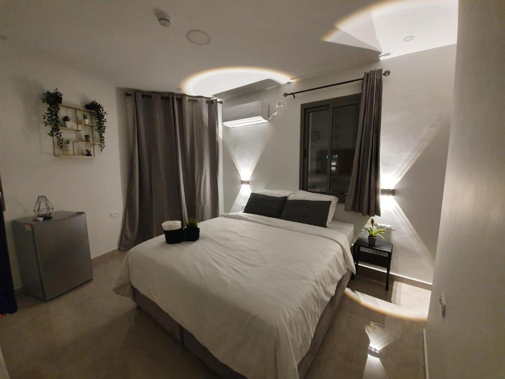 耶路撒冷The boutique的卧室设有一张白色大床和一扇窗户。