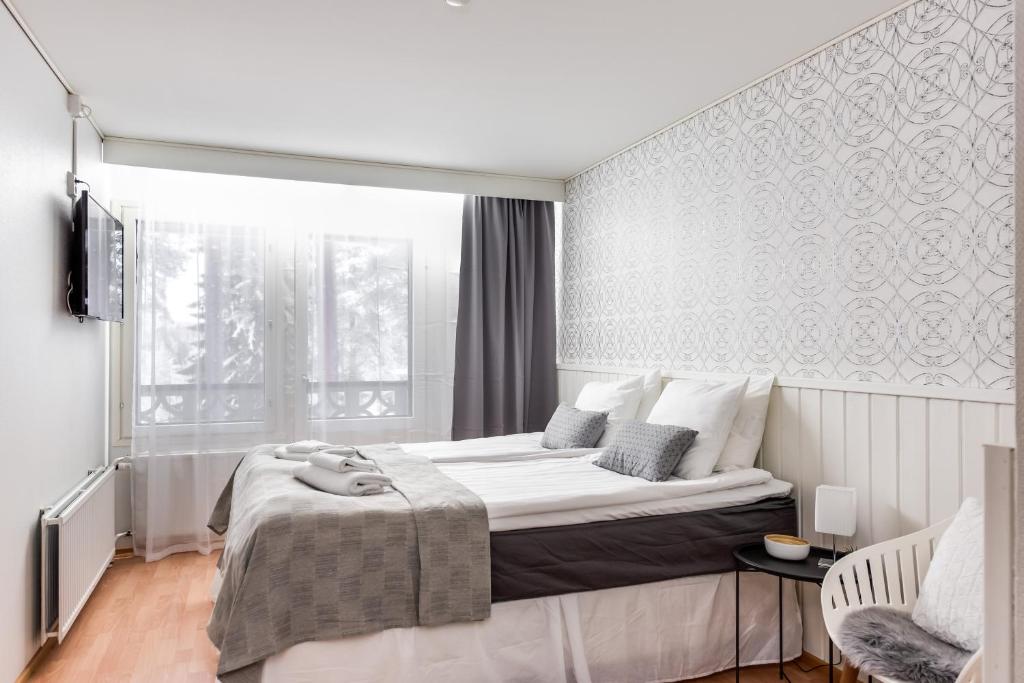 卡亚尼卡亚尼酒店的一间卧室设有一张大床和一个窗户。