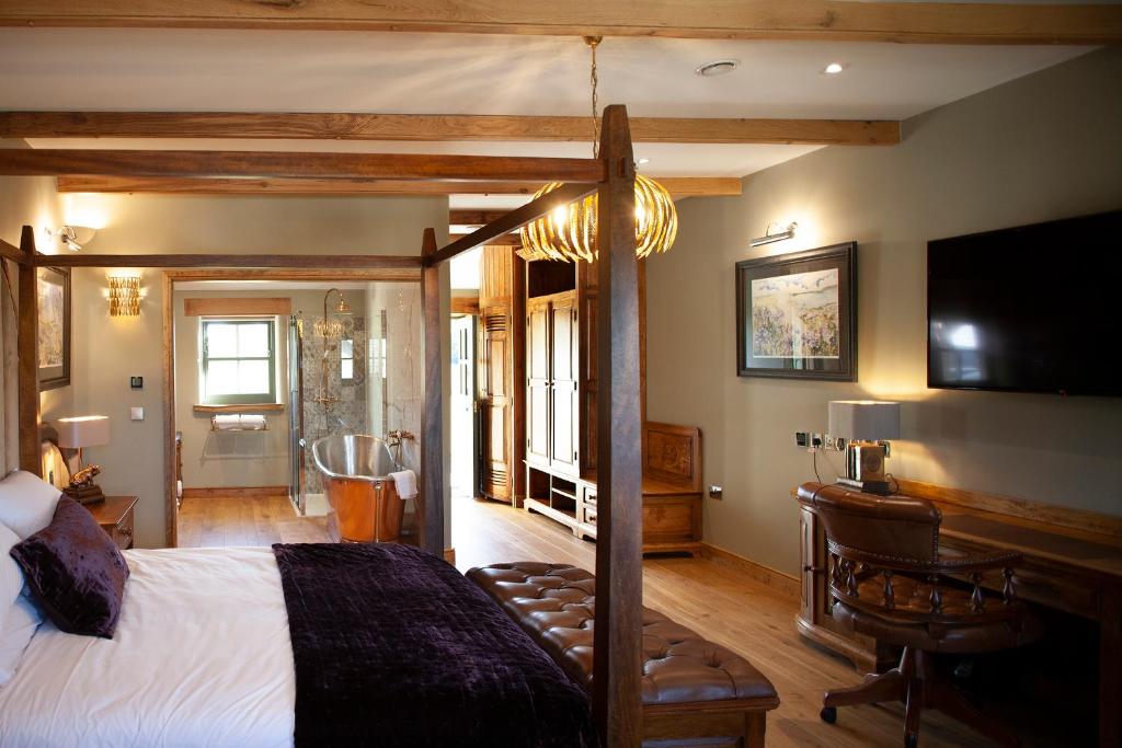 斯坦利黑马比米什酒店的一间卧室配有一张床、一张书桌和一台电视