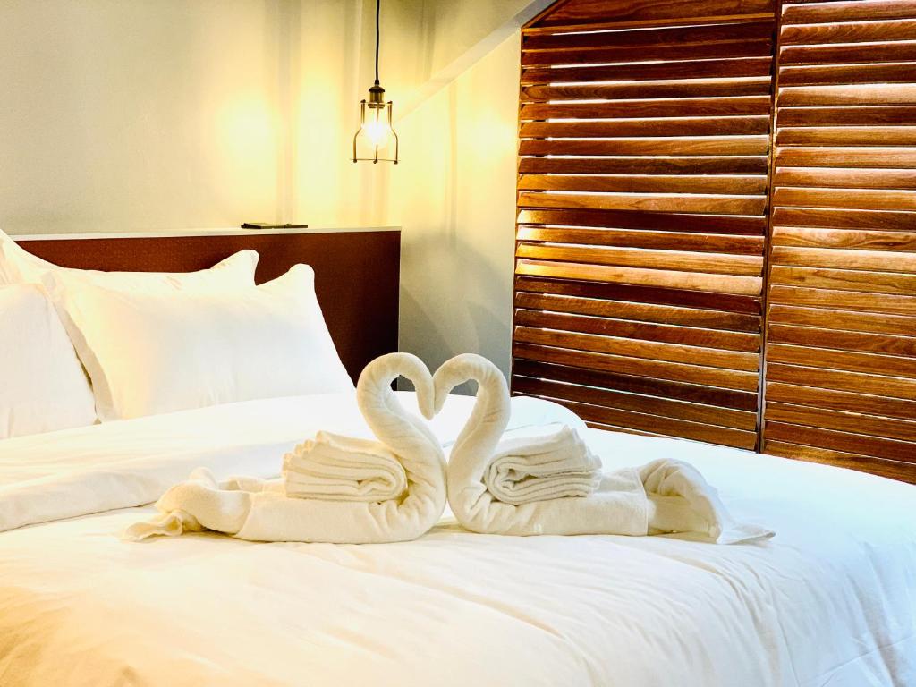 马六甲JonkeRED Heritage Hotel的床上的两条天鹅绒毛巾