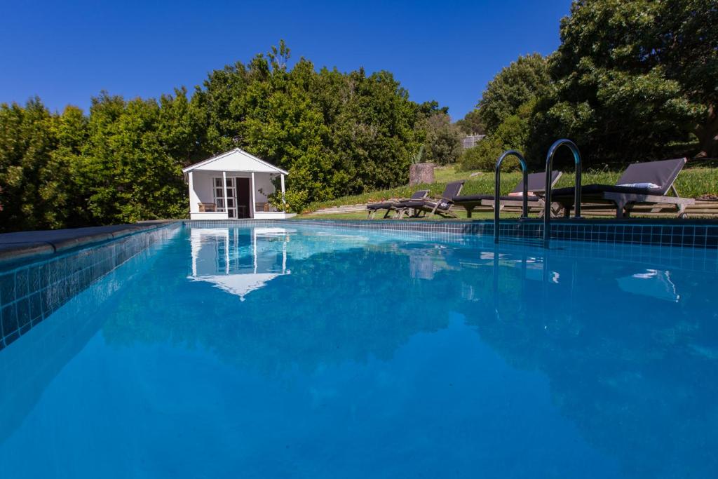 豪特湾克诺嫩达尔遗产宾馆的一个带白色凉亭的大型游泳池