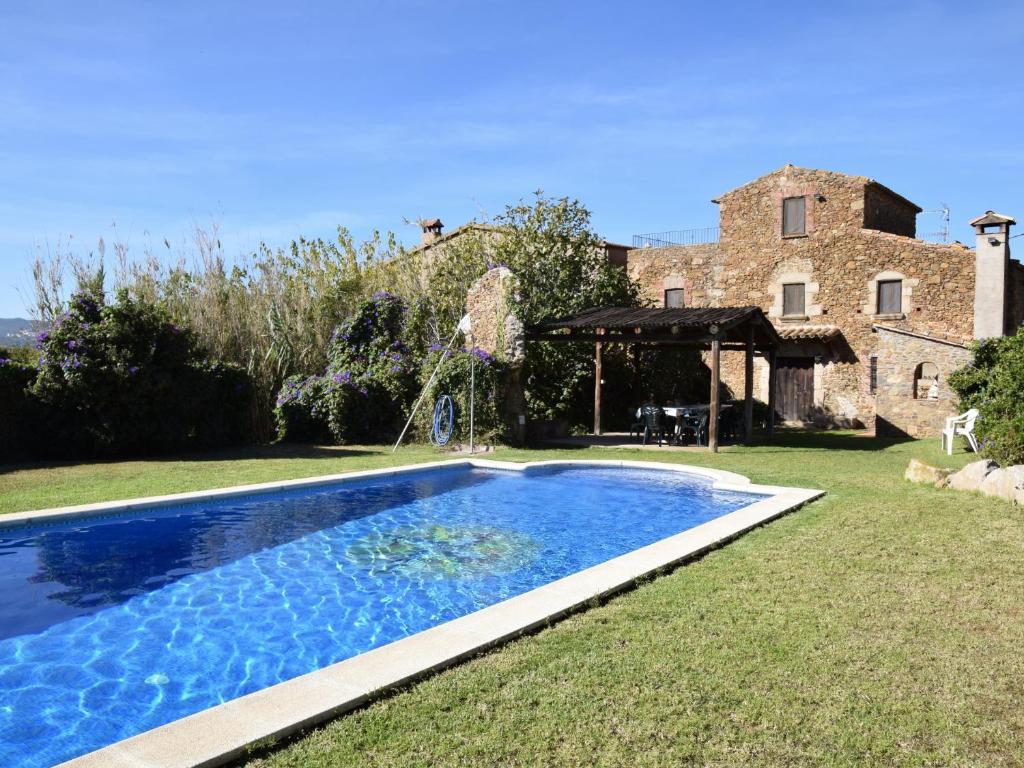 卡隆赫Villa mas的一座房子的院子内的游泳池