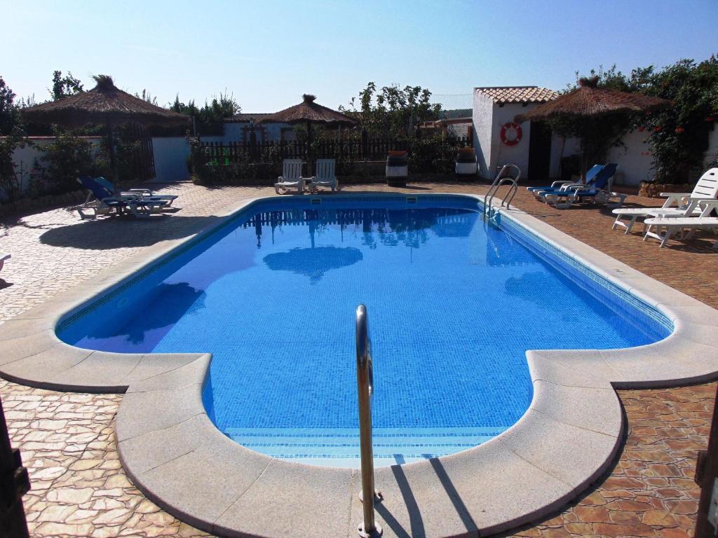 巴尔巴特El almendro的庭院里的一个蓝色海水游泳池