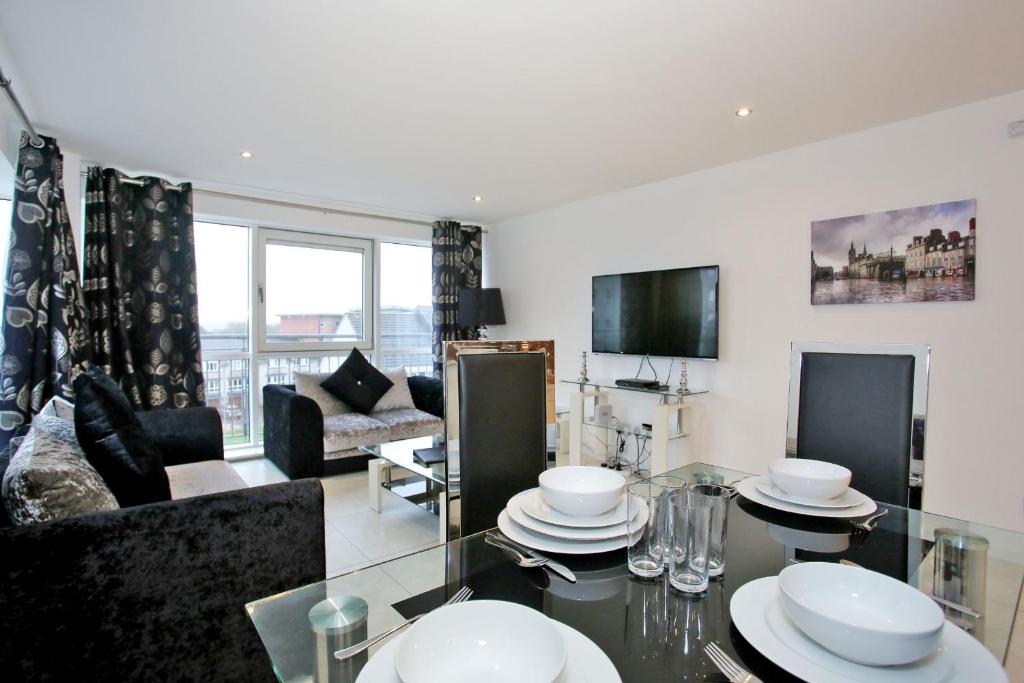 阿伯丁Orange Apartments - Kepplestone的一间带餐桌的客厅和一间客厅。
