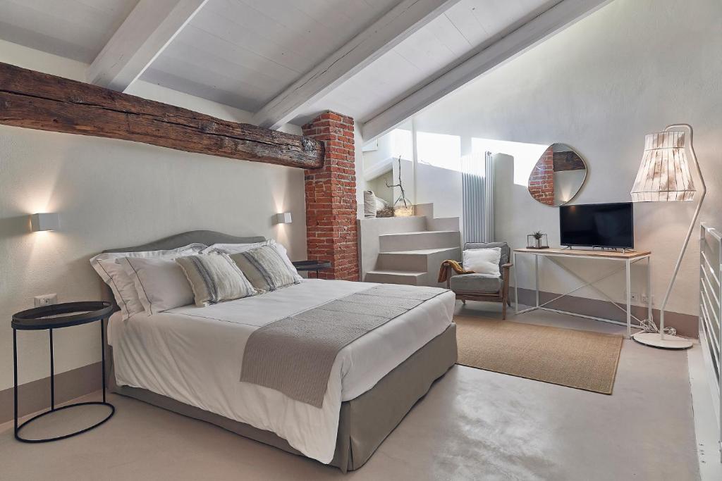 伊夫雷亚Dora maison de charme的一间卧室设有一张床和一间客厅。