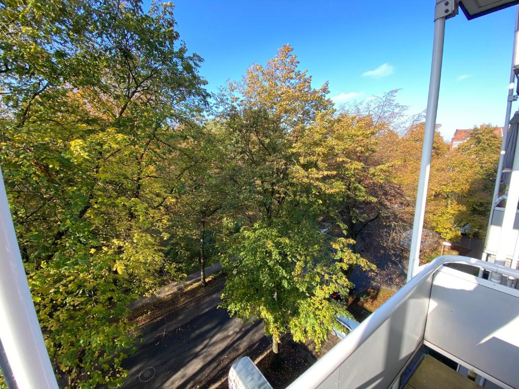 汉诺威汉诺威/拉岑公寓的从房子的阳台上可欣赏到树木的景色