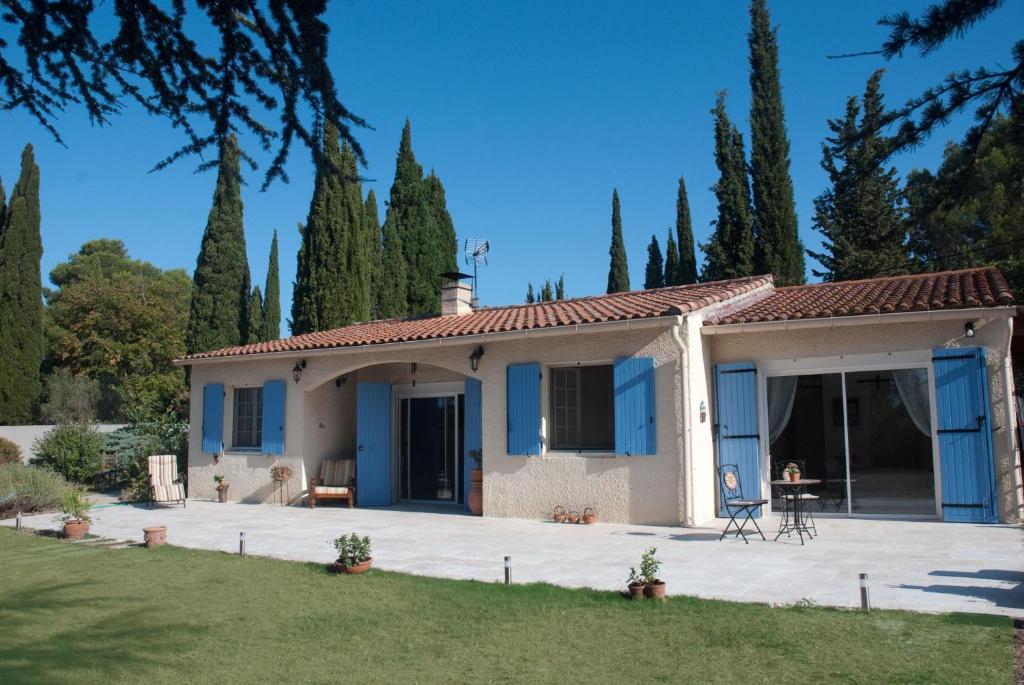 阿尔勒Vintage Provence的一间设有蓝色门和院子的小房子