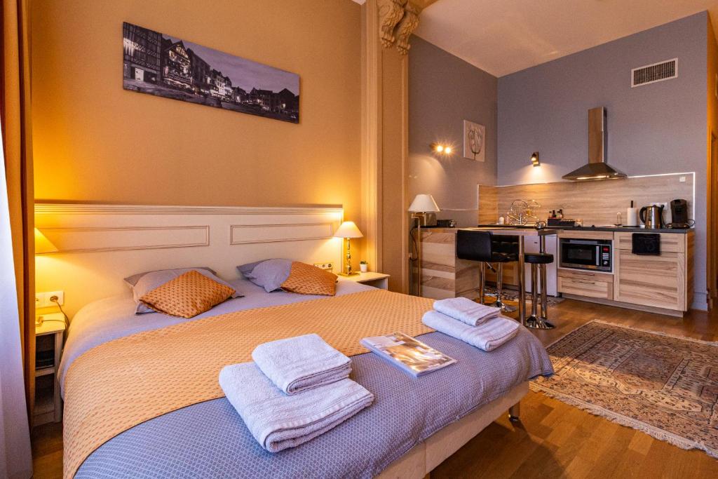 鲁昂La Villa的一间卧室配有带毛巾的床