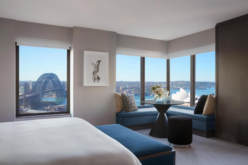 悉尼悉尼四季酒店的酒店客房带床、沙发和窗户