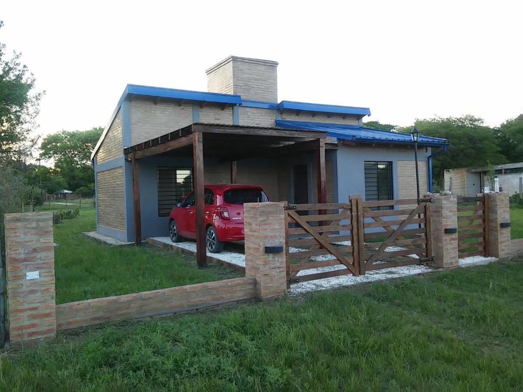 维拉亚尼扎卡特Cabaña Azul的车库里一辆红色汽车的小房子