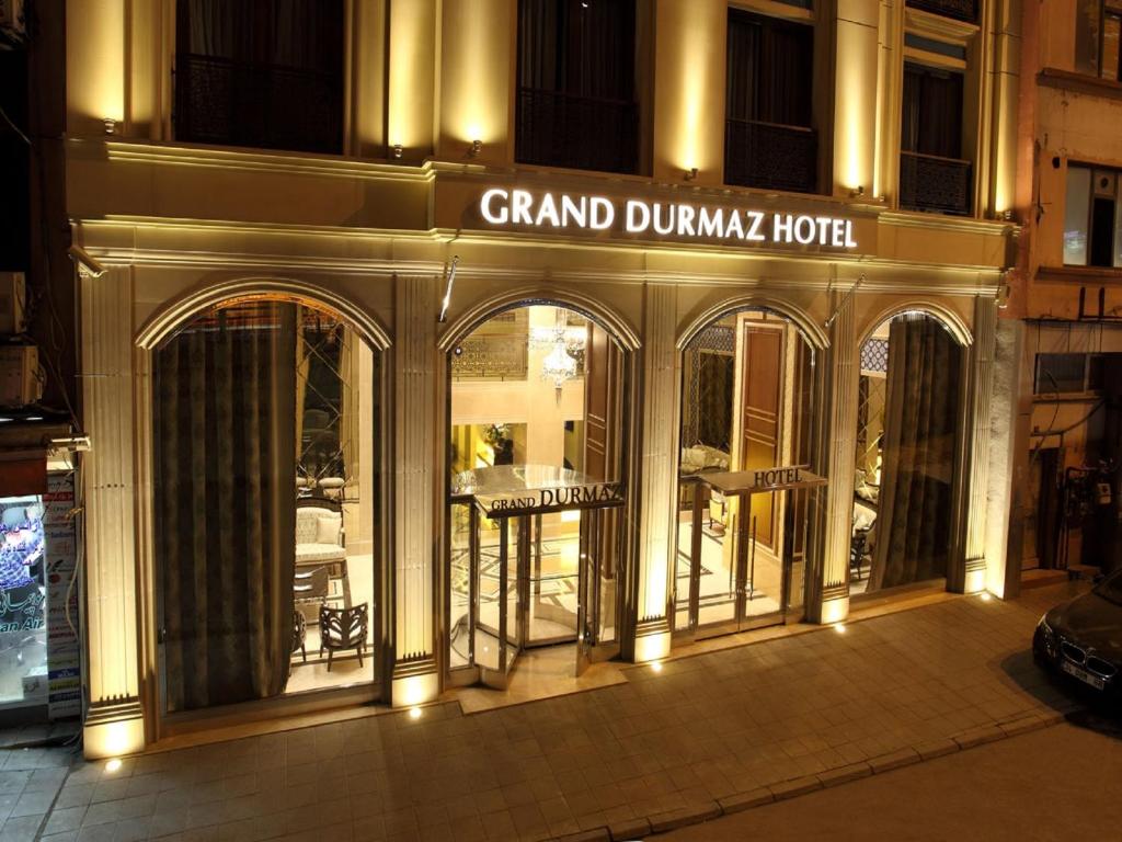 伊斯坦布尔大杜尔马兹酒店 的一座宏伟的杜尼亚酒店,其大门在晚上开放