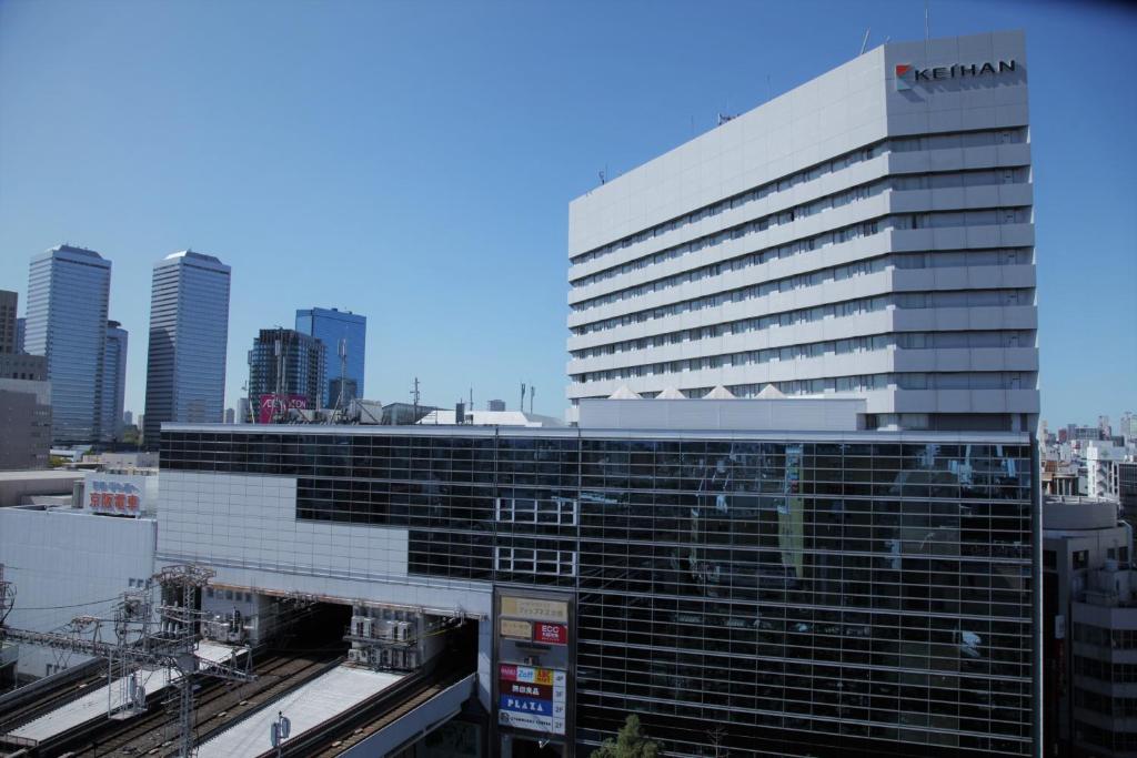 大阪京阪奇尔纳什大酒店的一座有火车的城市中的大建筑