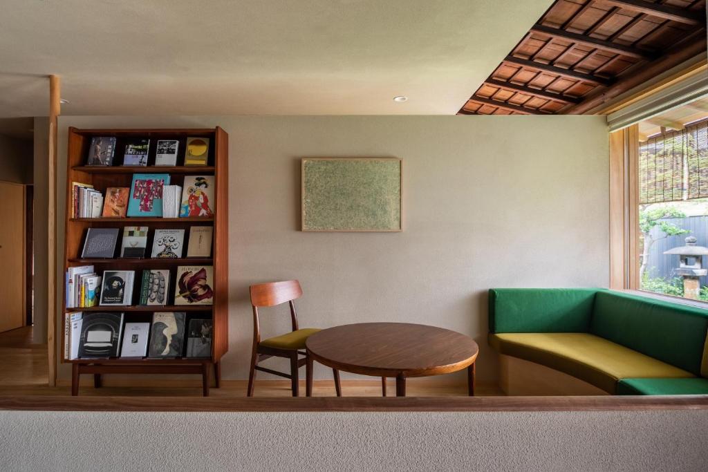 京都Kyo no Ondokoro NISHIJIN VILLA #5的客厅配有绿色沙发和桌子