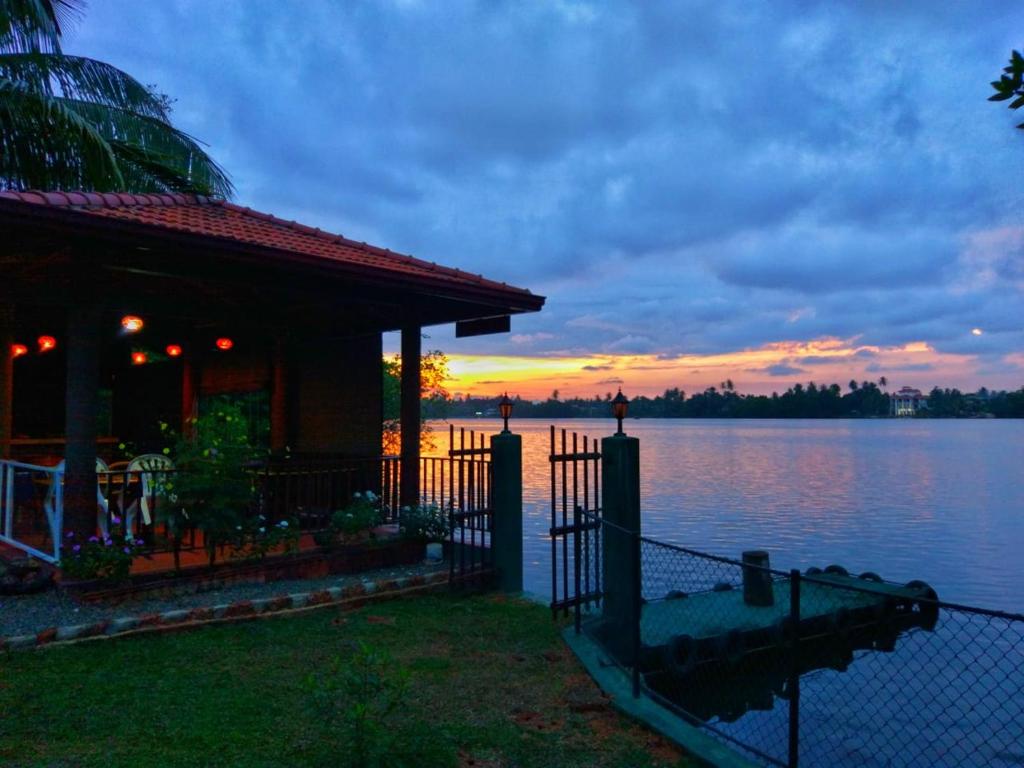 本托塔Selavi Resort Bentota的湖前有围栏的房子