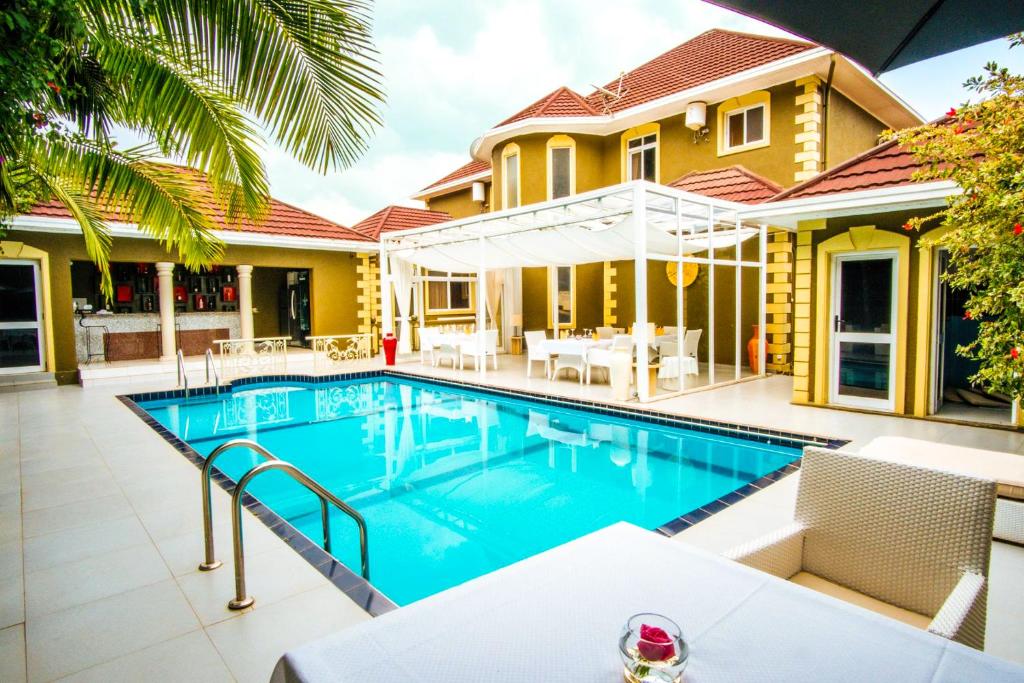 基加利Amata n'Ubuki Boutique Hotel的一座房子后院的游泳池