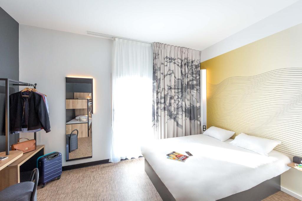 圣马克西姆B&B HOTEL Sainte-Maxime Golfe de Saint Tropez的卧室配有白色的床和窗户。