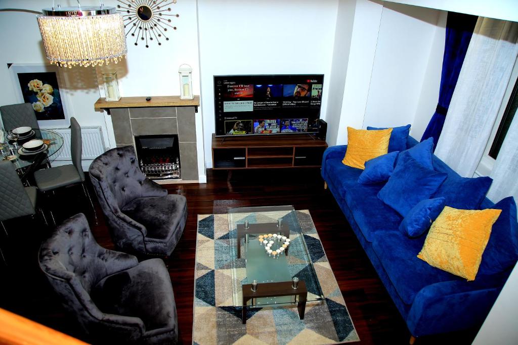 巴尔金A Modern, Comfy Newly Remodeled 2bd House的客厅配有蓝色的沙发和两把椅子