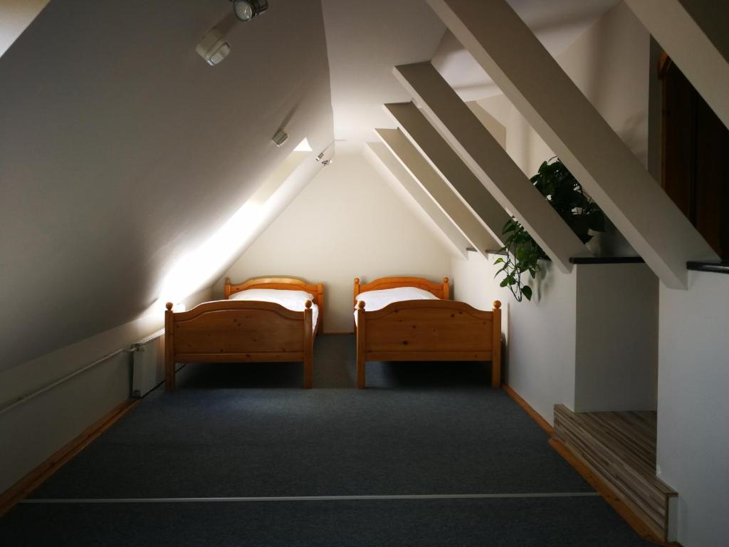 玛塔弗瑞德丰腴酒店及餐厅的大楼内带两张床的走廊