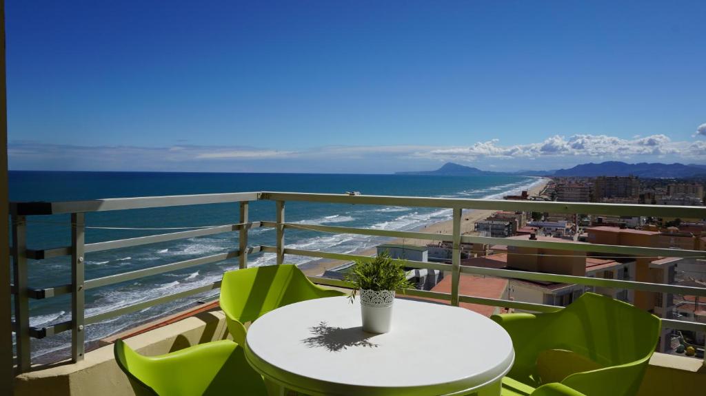 贝利雷瓜尔德Mirador al mar的海景阳台上的桌子