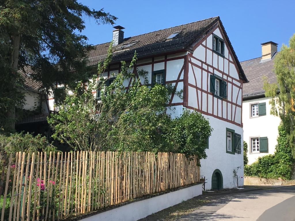 布兰肯海姆Zum-Goldenen-Schaf的白色和黑色的房屋,设有木栅栏