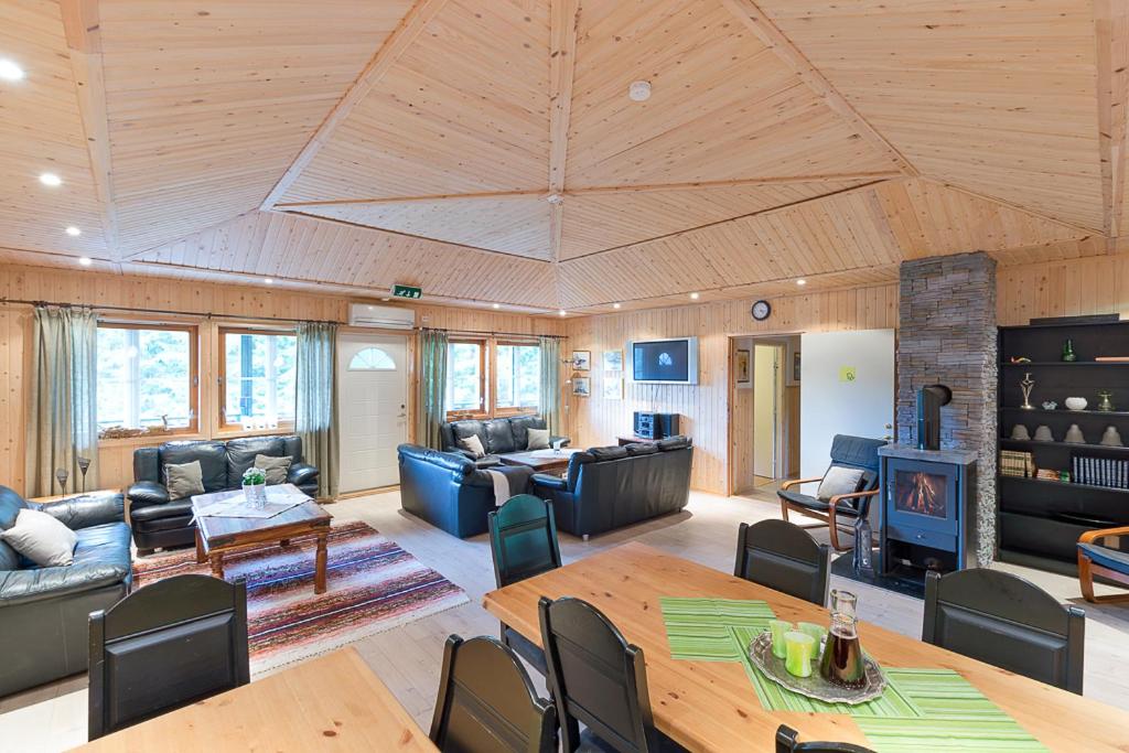 特吕西尔Trysil Motell & Vandrerhjem的客厅设有木制天花板和桌子