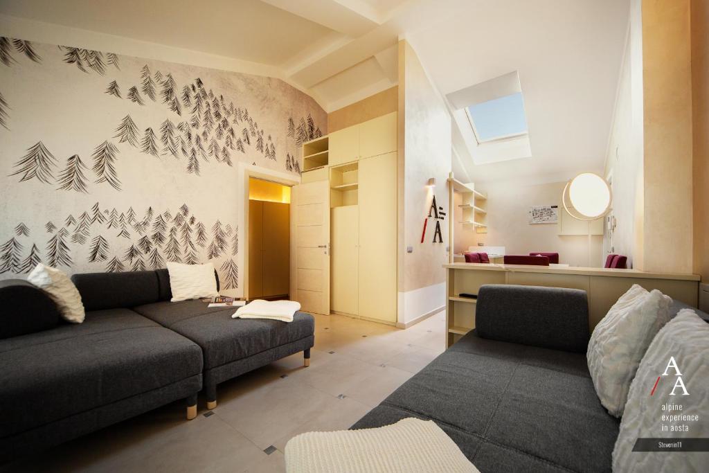 奥斯塔Alp Apartments - Stevenin11的客厅配有沙发和桌子