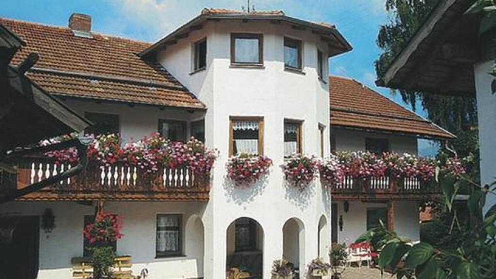 阿尔拉赫Kieslinger Hilde的白色房子的一侧有花盒