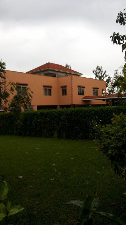 MityanaMakanHill Resort Hotel的院子前有树 ⁇ 的房子