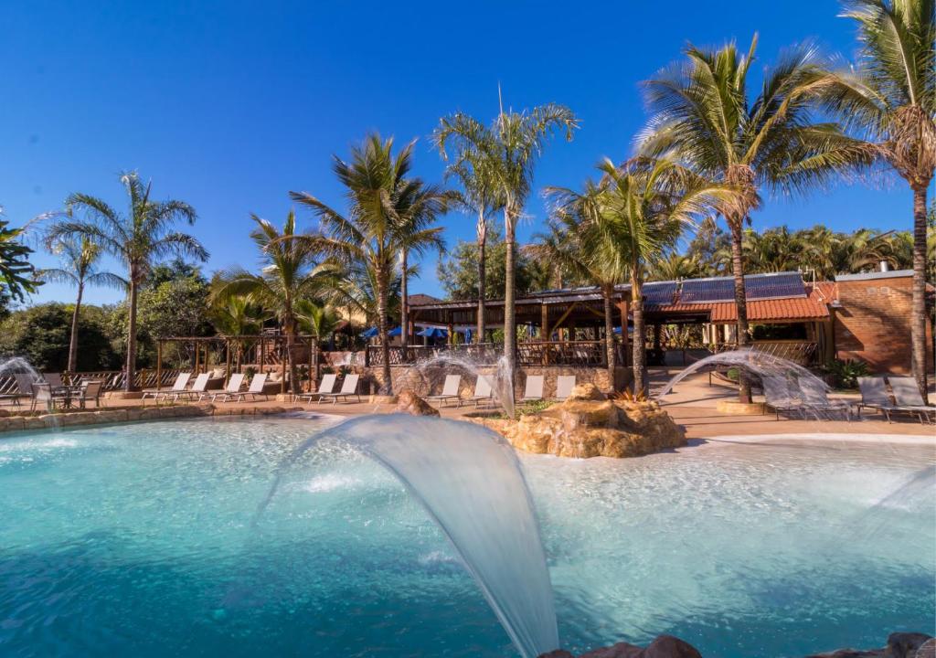 布罗塔斯Recanto Alvorada Eco Resort的度假村的游泳池,带水滑梯